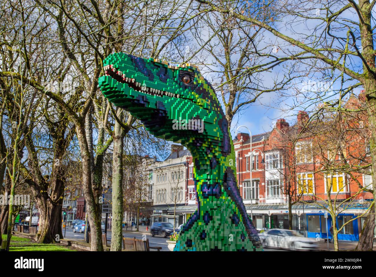 Velociraptor Dinosaurier in Southport, Merseyside. Wetter in Großbritannien; 28. März 2024 Heller Start in die Tage, wenn sich die Town Centre Gardens in DinoTown verwandeln! Die BRICKOSAURS-Ausstellung zeigt fünfzehn aus Ziegeln gebaute Dinosaurier, die aus über 550.000 Spielzeugziegeln hergestellt wurden. Kolossale Velociraptoren, ein Ankylosaur mit Schlägerschwanz und ein majestätischer Pteranodon. BID Business Improvement District Osterattraktion; Credit MediaWorldImages/AlamyLiveNews Stockfoto