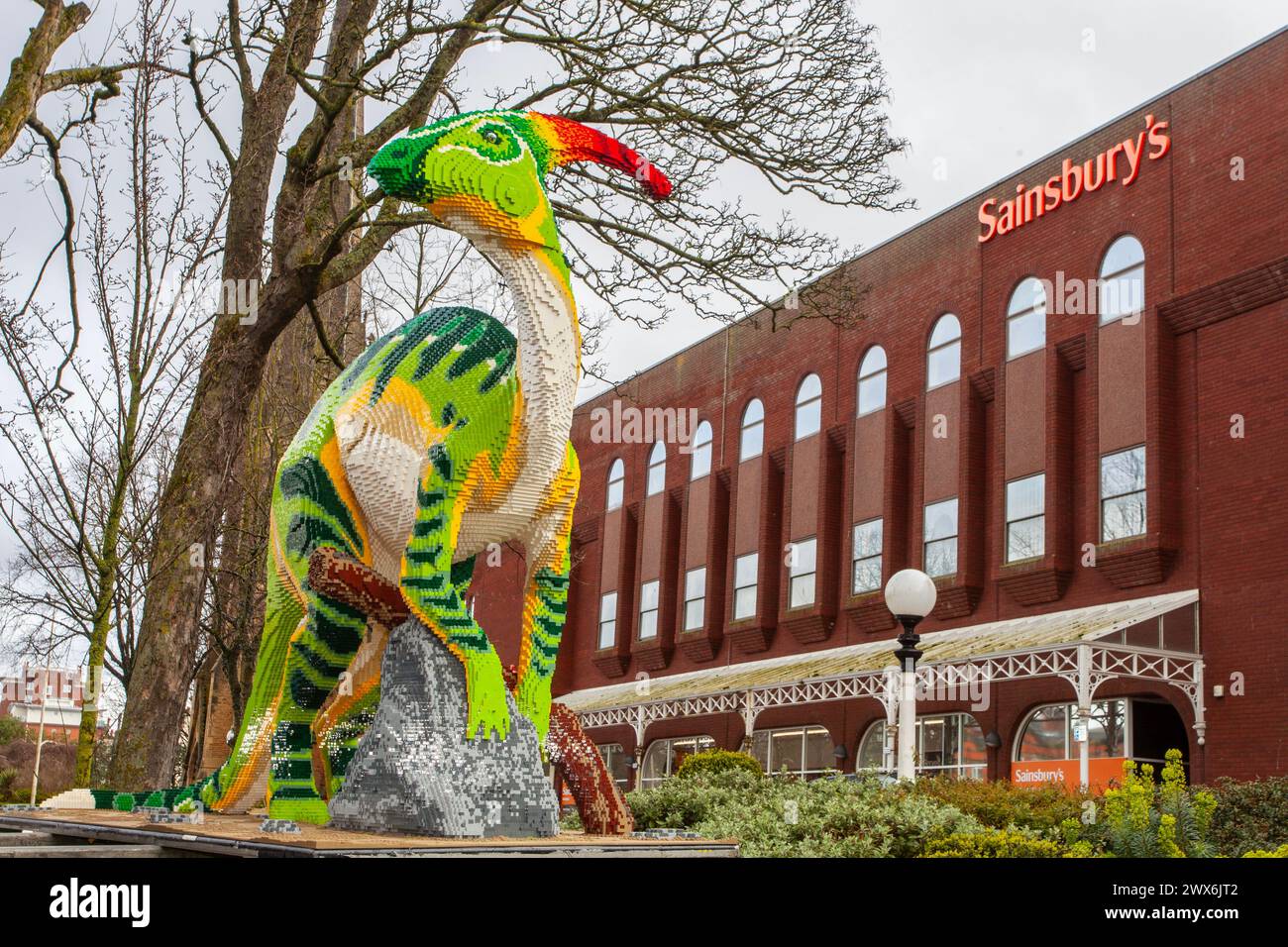 Parasaurolophus Dinosaur Southport, Merseyside. Wetter in Großbritannien; 28. März 2024 Heller Start in die Tage, wenn sich die Town Centre Gardens in DinoTown verwandeln! Die BRICKOSAURS-Ausstellung zeigt fünfzehn aus Ziegeln gebaute Dinosaurier, die aus über 550.000 Spielzeugziegeln hergestellt wurden. Kolossale Velociraptoren, ein Ankylosaur mit Schlägerschwanz und ein majestätischer Pteranodon. BID Business Improvement District Osterattraktion; Credit MediaWorldImages/AlamyLiveNews Stockfoto