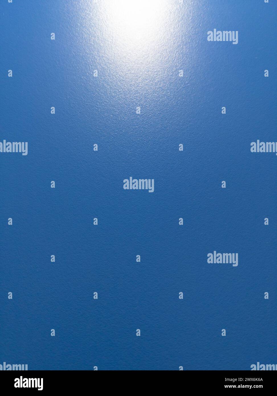 Blauer Bildschirm aus rauem, strukturiertem Material mit einem Blitz von künstlichem Licht am Ende Bild mit Kopierraum Stockfoto