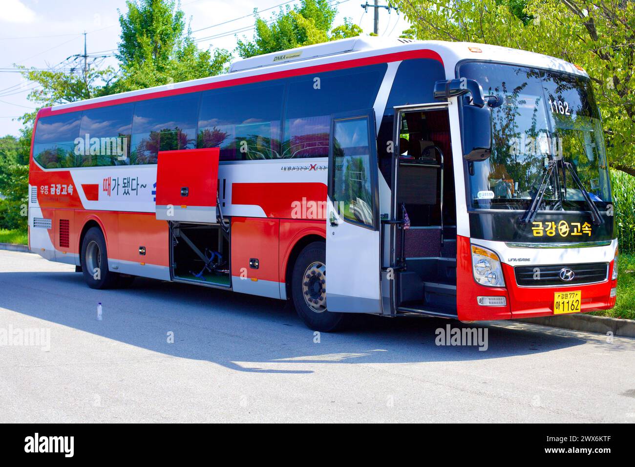 Goseong County, Südkorea - 31. Juli 2019: Am Daejin Intercity Bus Terminal steht ein rot-weißer Bus bereit für seine Reise nach Seoul, mit ITS Stockfoto