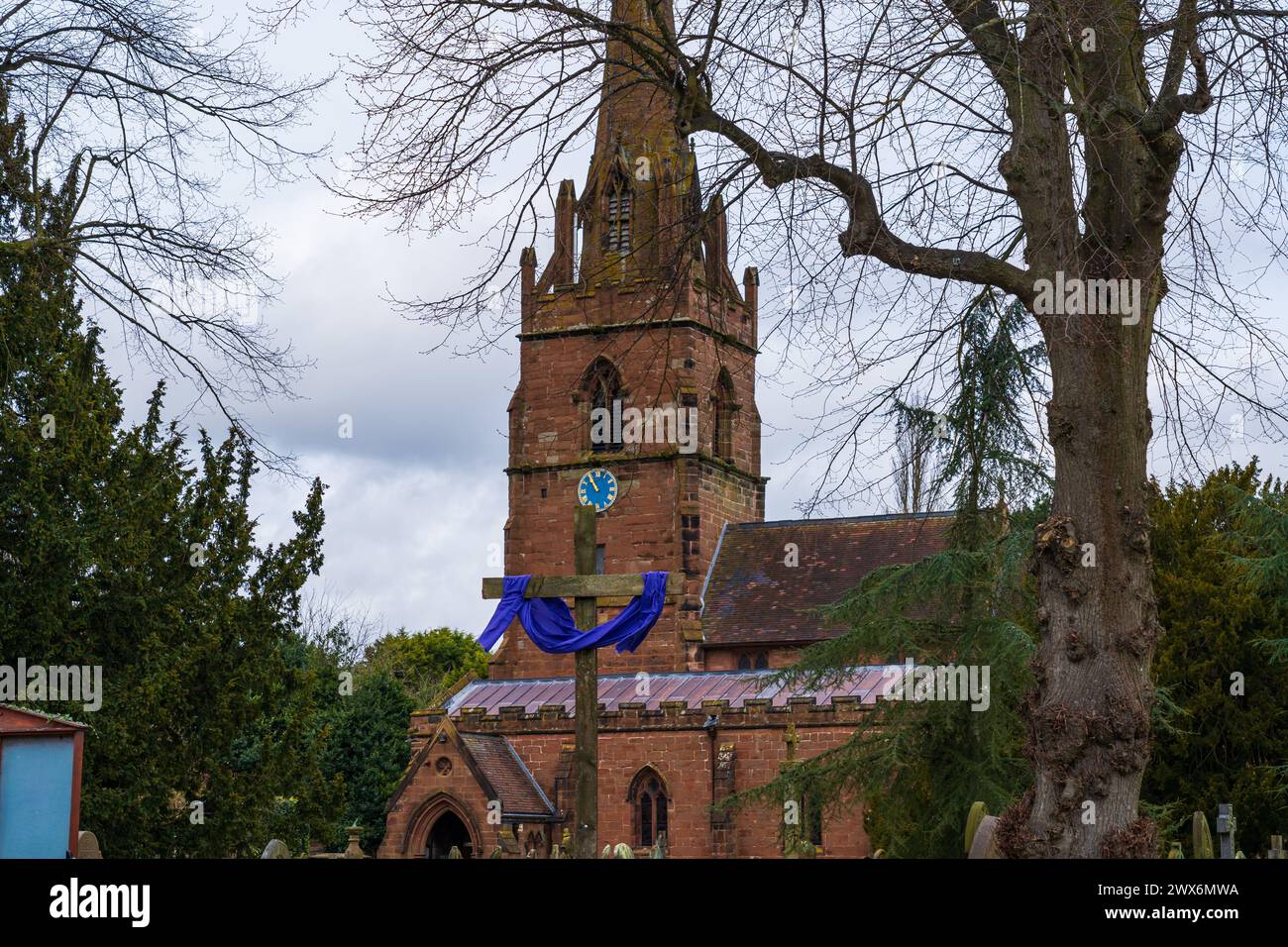 Pattingham, Staffordshire, Großbritannien, 24. März 2024. Lila Schärpe vor einer Kirche am Maidonnerstags oder Karwochentag und wichtigen Tag im christlichen Kalender. Richard O'Donoghue/Alamy Live News Stockfoto