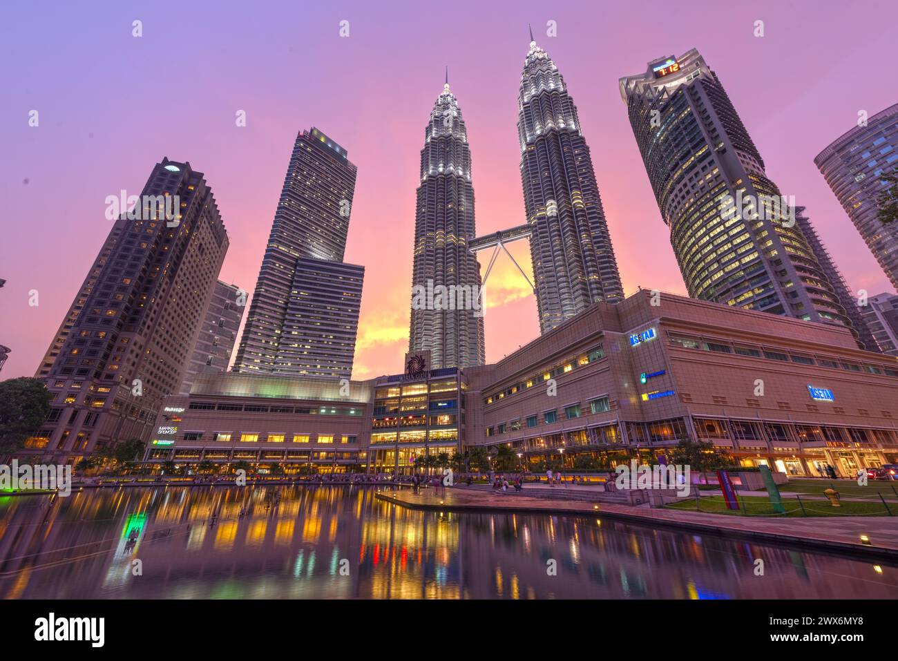 Kuala Lumpur, malaysisches Finanzviertel in der Abenddämmerung. Stockfoto