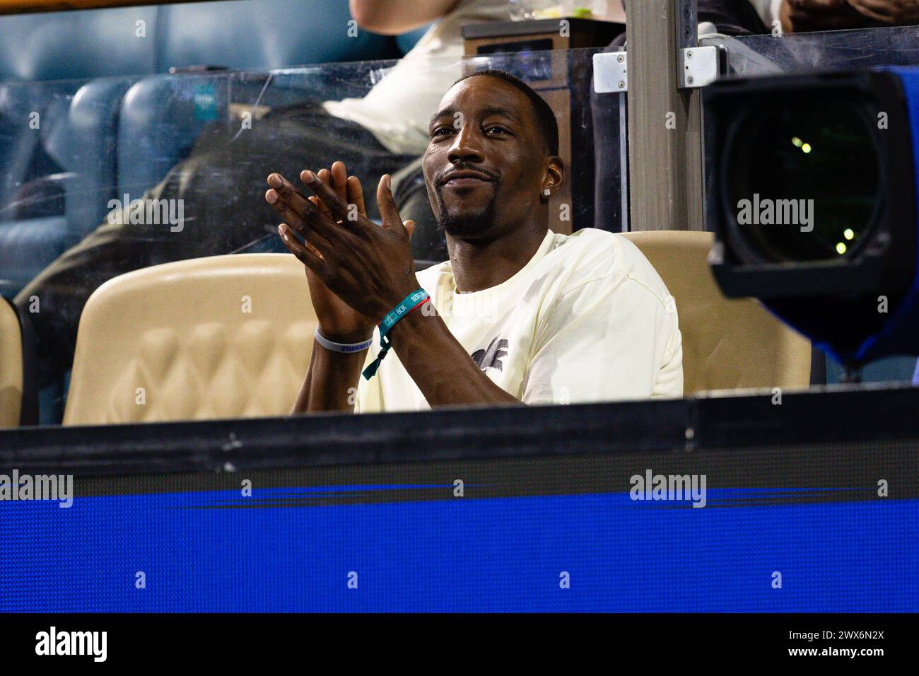 MIAMI GARDENS, FLORIDA - 27. MÄRZ: BAM Adebayo aus Miami Heat beobachtet Tennis während ihres Spiels am 12. Tag der Miami Open im Hard Rock Stadium am 27. März 2024 in Miami Gardens, Florida. (Foto von Mauricio Paiz) Credit: Mauricio Paiz/Alamy Live News Stockfoto