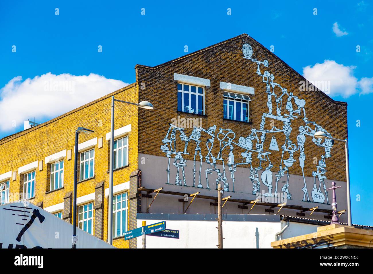 Straßenkunst an der Seite eines Lagerhauses in Hackney Wick, London, England Stockfoto