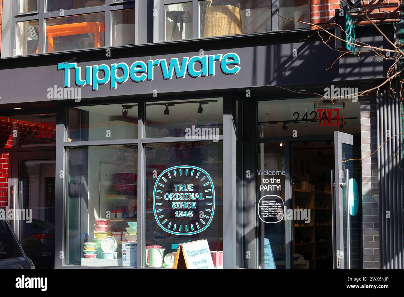 Tupperware Pop-up Store, 242 Elizabeth St, New York, New York, NYC Außenfassade eines Lagercontainer-Ladens in Manhattans Stadtteil Nolita Stockfoto