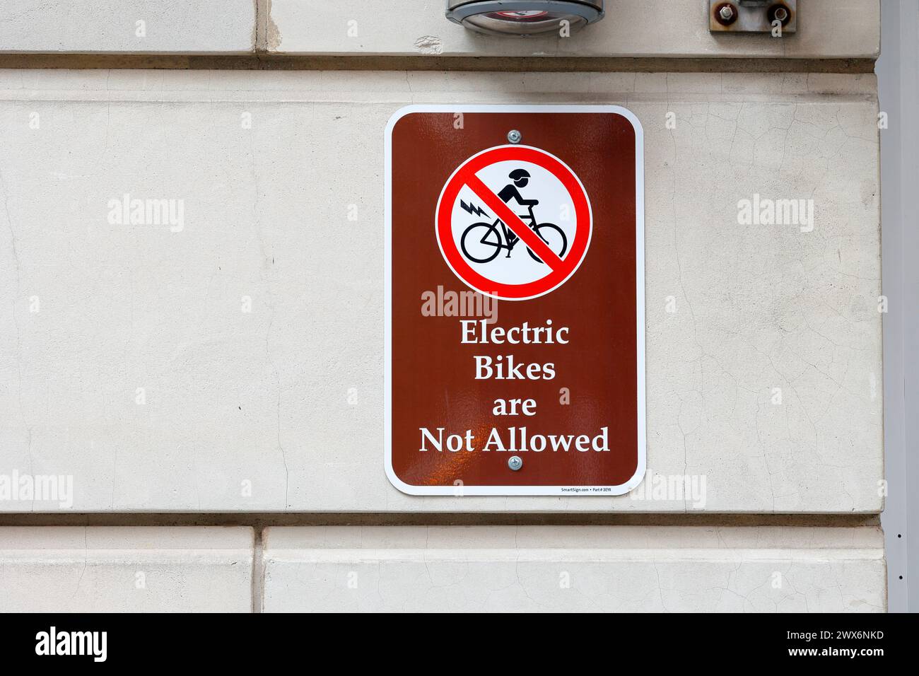 Elektrofahrräder dürfen nicht mit Schildern an der Wand beschildert werden Stockfoto