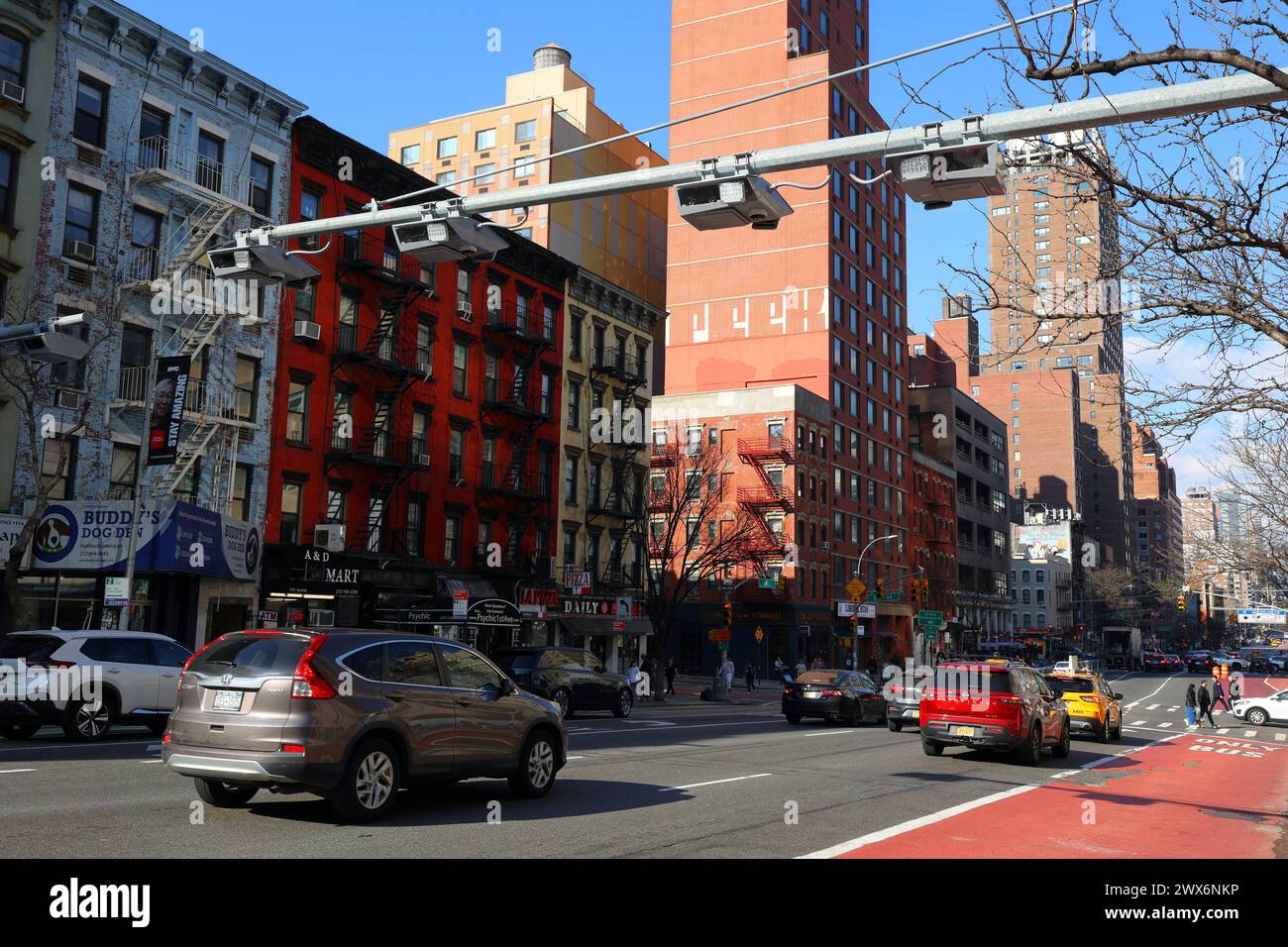 Autos passieren einen Mautscanner für Staus auf der First Ave in Manhattans Upper East Side, New York City. Stockfoto