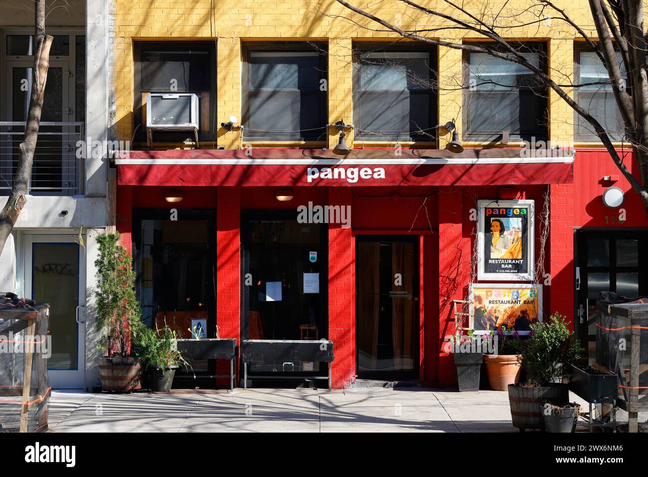 Pangea, 178 2nd Ave, New York, NYC, Ladenfront eines italienischen Restaurants in Manhattans East Village Nachbarschaft. Stockfoto