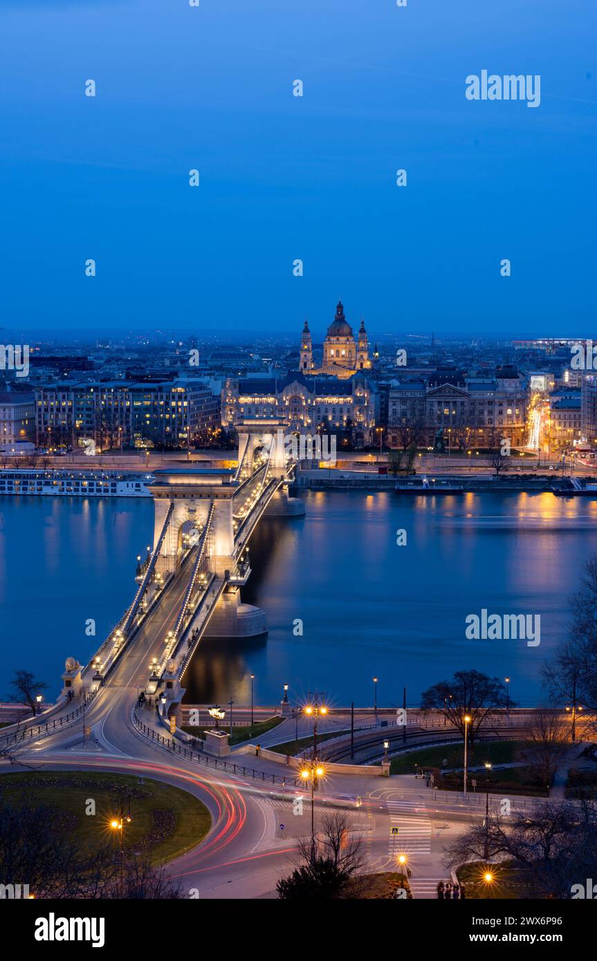 Ein Blick aus der Vogelperspektive auf die Kettenbrücke über die Donau in Budapest am Abend. Stockfoto