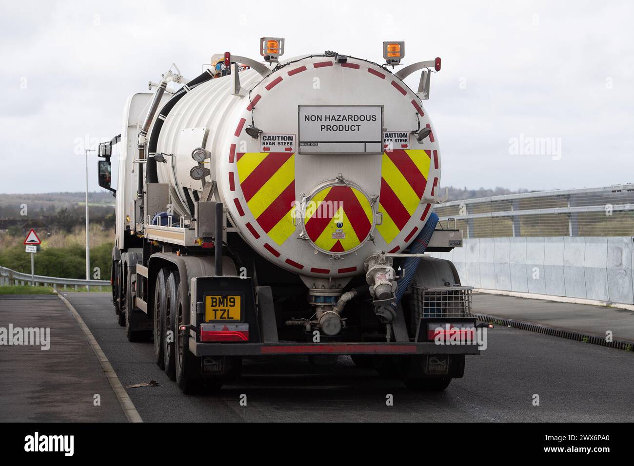 Slough, Berkshire, Großbritannien. März 2024. Ein Tanker, der in Slough Treatment Works in Slough, Berkshire, ankommt. Die Möglichkeit einer Verstaatlichung von Thames Water hat heute stark zugenommen, da sich die Aktionäre des größten Wasserunternehmens des Vereinigten Königreichs weigern, 500 Millionen Pfund an Soforthilfen bereitzustellen. Der CEO von Thames Water, Chris Weston, hat Berichten zufolge gesagt, dass, wenn bis Ende 2024 keine Finanzierungsinvestitionen gefunden werden können, die Aussicht besteht, dass das Unternehmen in eine Sonderverwaltung übergeht. Quelle: Maureen McLean/Alamy Live News Stockfoto