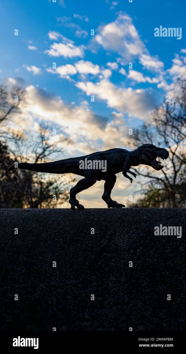 T Rex Dinosaurier monströses Tier mit scharfen Zähnen auf der Betonwand Stockfoto