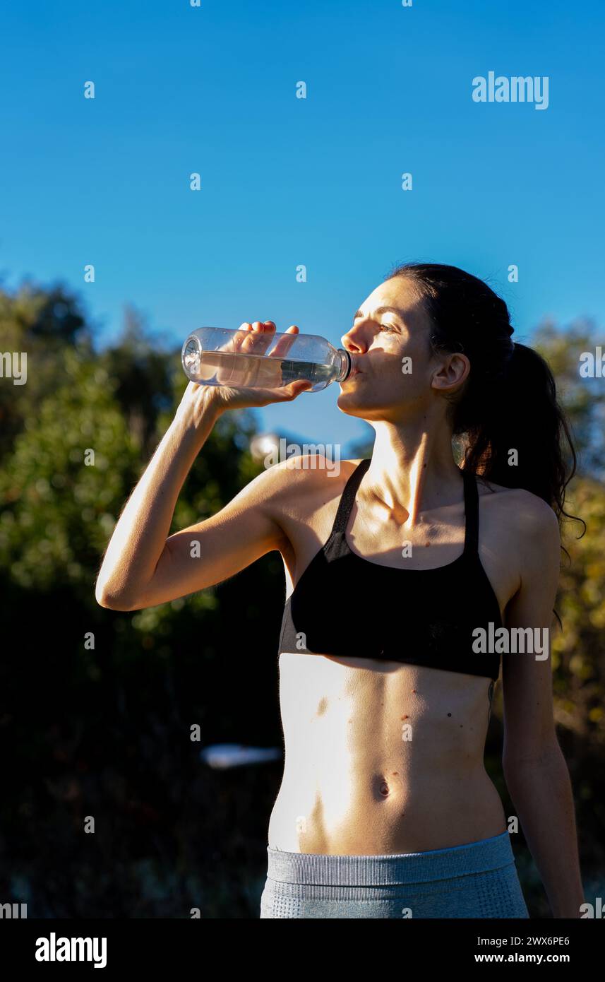 Sportlerin Trinkwasser nach dem Training Stockfoto