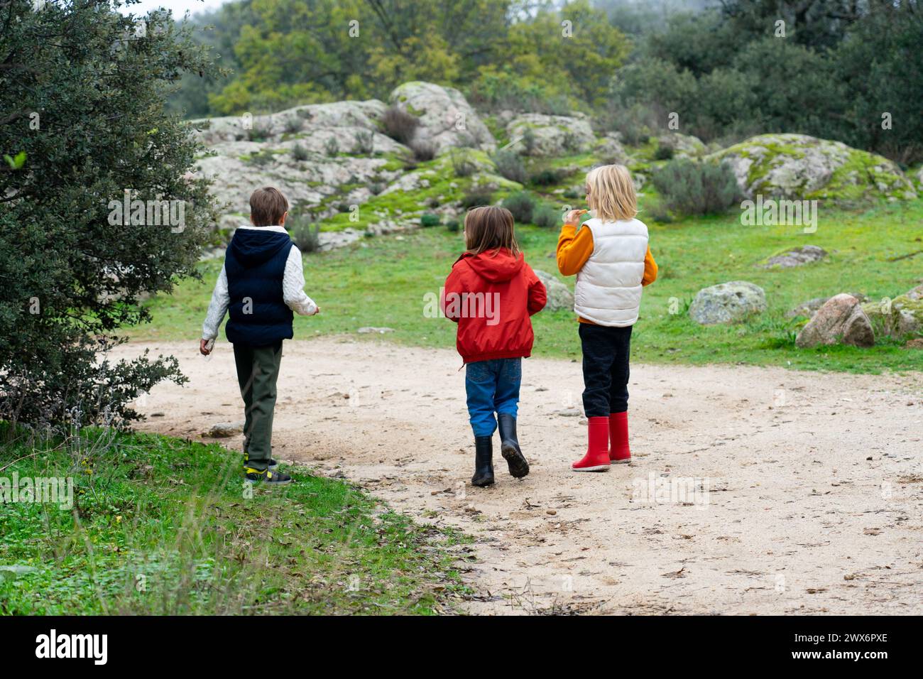 Drei Kinder in der Natur im Winter Stockfoto