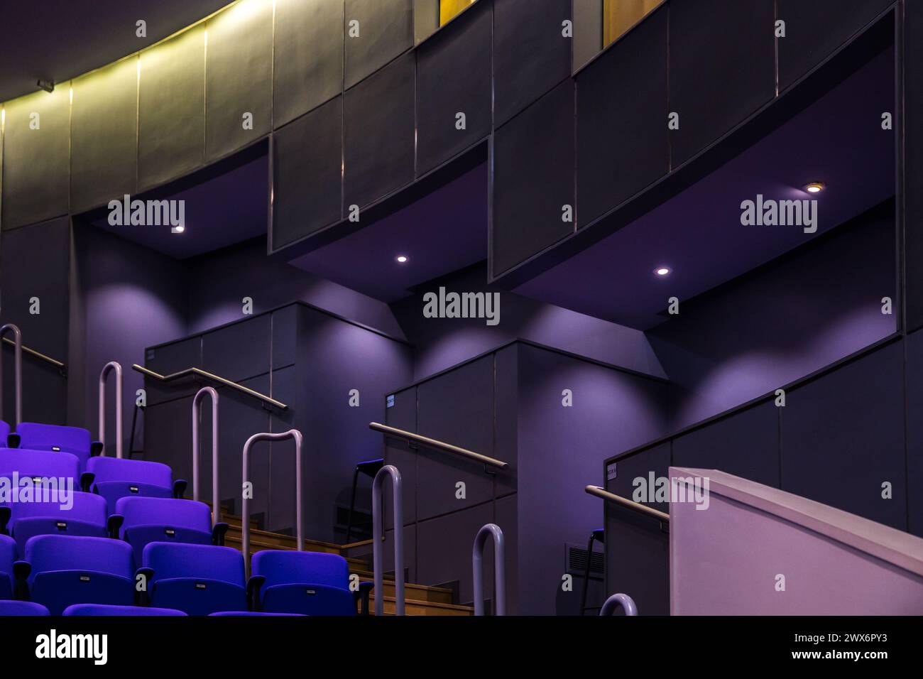 Ein Blick auf die Stufen, Geländer und Wände des Brindley Theatre, Runcorn, Großbritannien Stockfoto