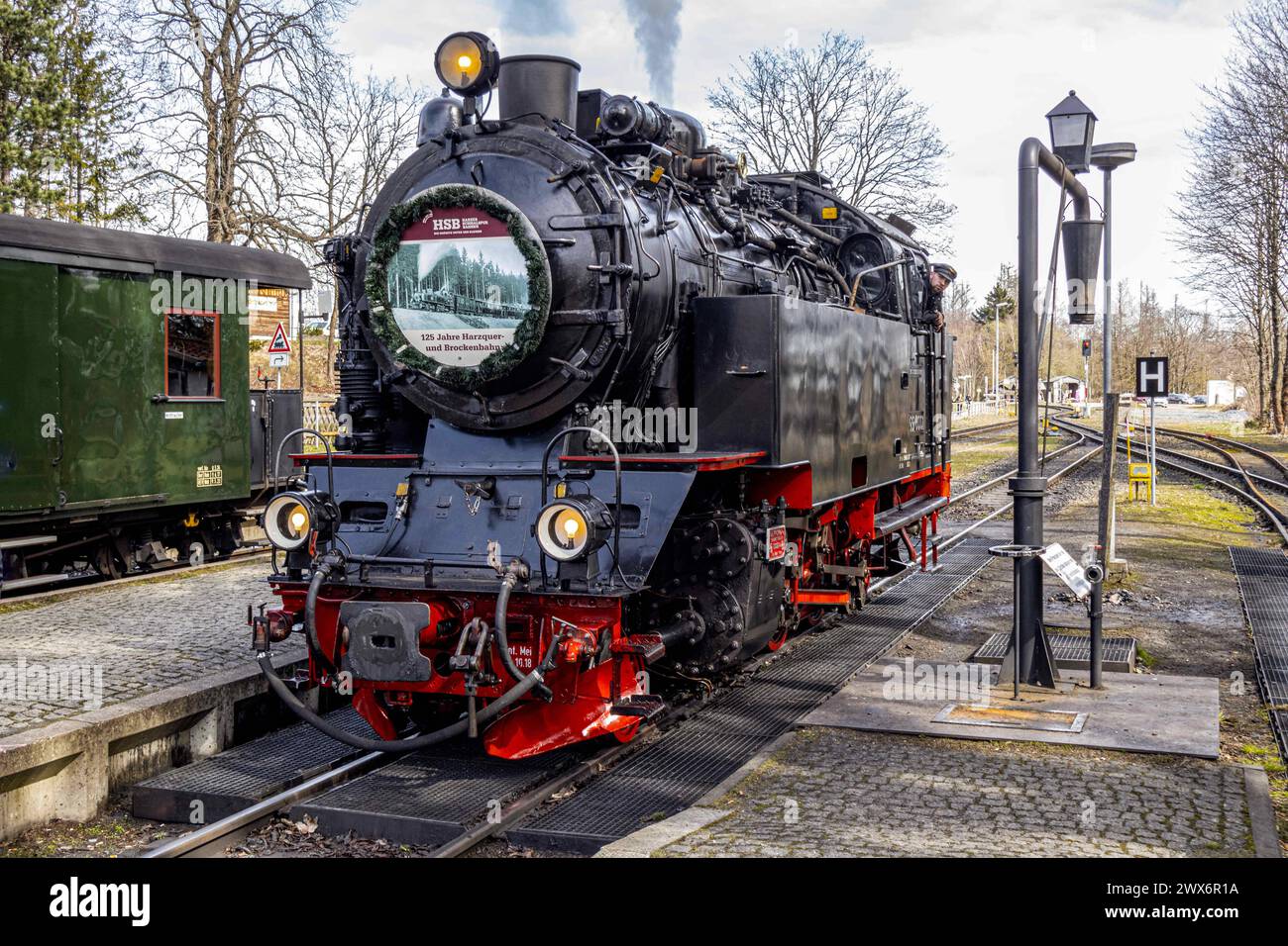 Wernigerode, Deutschland 27. März 2024: Sonderfahrt der Harzer Schmalspurbahn zum Jahrestag der Betriebsaufnahme am 27.03.1899. Im Bild: 99 6001 im Bahnhof drei-Annen-Hohne. Sie kam mit zwei Wagen des Sonderzuges aus Nordhausen und wird auf der Fahrt zum Brocken Vorspannlok sein. Sachsen-Anhalt *** Wernigerode, Deutschland 27 März 2024 Sonderfahrt der Harzer Schmalspurbahn zum Jahrestag der Betriebsaufnahme am 27 03 1899 im Bild 99 6001 im Bahnhof drei Annen Hohne Sie kam mit zwei Wagen des Sonderzuges aus Nordhausen und wird die Leitlokomotive sein auf der Reise nach Stockfoto