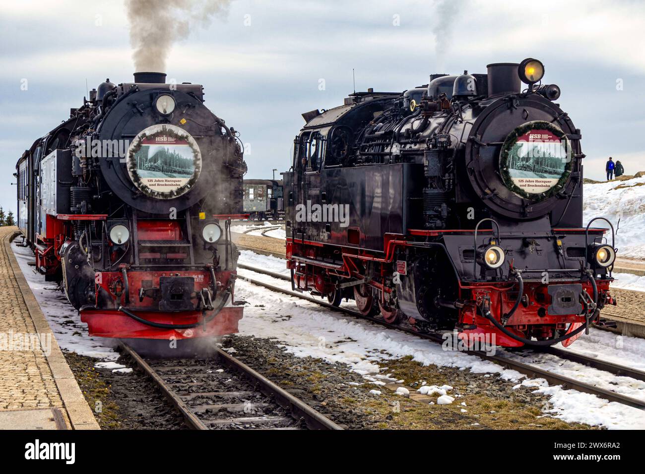 Wernigerode, Deutschland 27. März 2024: Sonderfahrt der Harzer Schmalspurbahn zum Jahrestag der Betriebsaufnahme am 27.03.1899. Im Bild: 99 222 und 99 6001 nebeneinander im Bahnhof Brocken bei Schnee. Sachsen-Anhalt *** Wernigerode, Deutschland 27 März 2024 Sonderfahrt der Harzer Schmalspurbahn zum Jahrestag der Betriebsaufnahme am 27 03 1899 im Bild 99 222 und 99 6001 nebeneinander im Bahnhof Brocken bei Schnee Sachsen-Anhalt Copyright: XFotostandx/xReissx Stockfoto