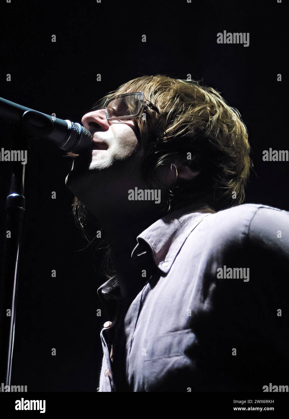 11. Oktober 2002 – das letzte Mal, als Oasis ihre eigene Show in Sydney spielte, im Enmore Theatre in Newtown, Sydney. Liam Gallagher spielt. Stockfoto