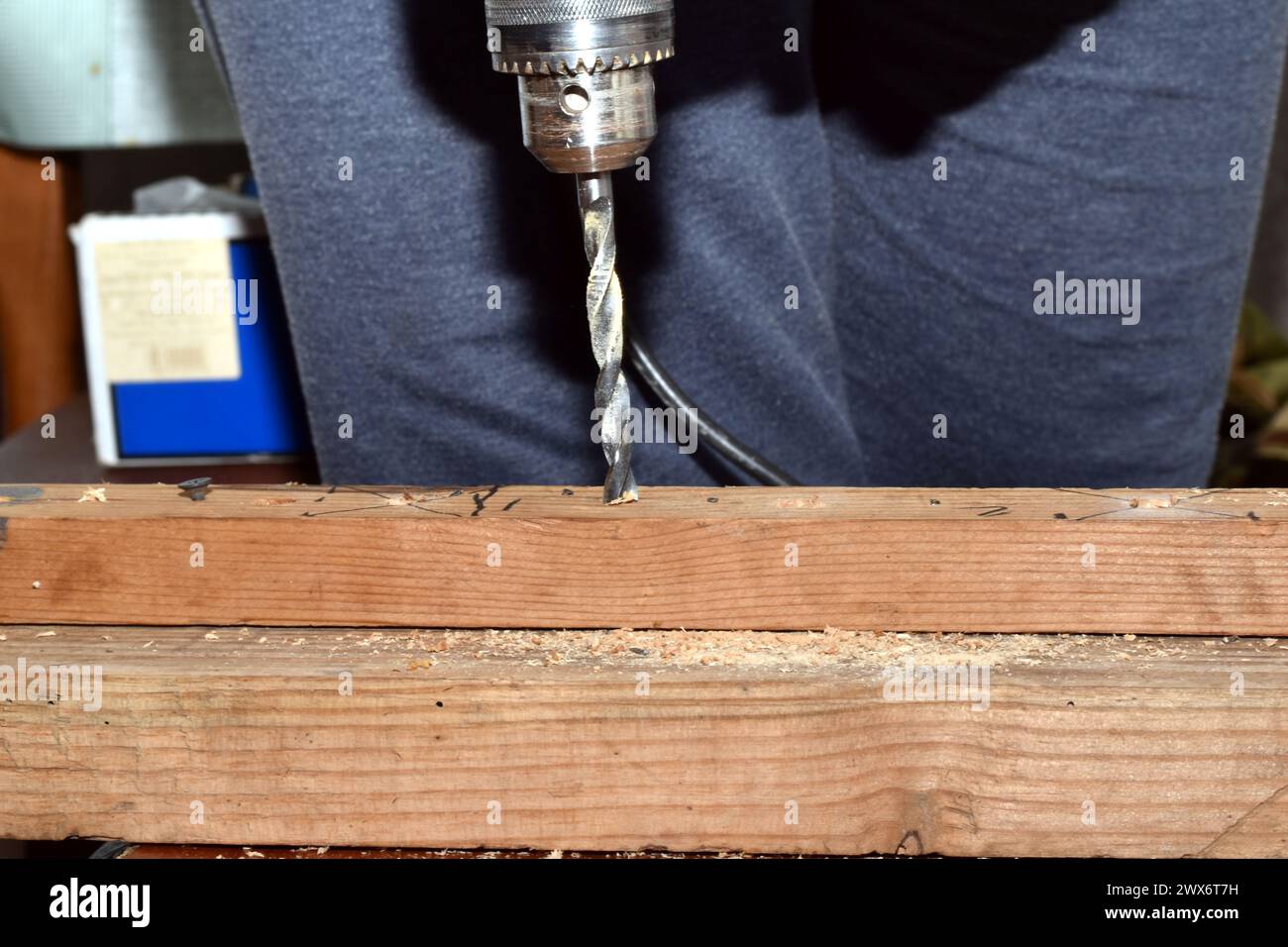 Nahaufnahme eines Bohrers, der verwendet wird, um ein Loch in einem Brett zu machen. Stockfoto