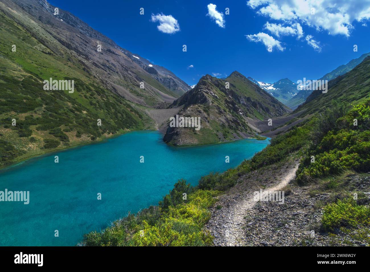 See mit blauem klarem Wasser in den Bergen im Sommer. Koksai Ainakol See im Tien Shan Gebirge in Asien in Kasachstan Stockfoto