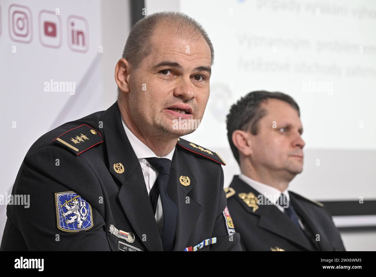 Prag, Tschechische Republik. März 2024. L-R Direktor des Nationalen Zentralamtes gegen organisierte Kriminalität des Kriminalpolizeilichen und Ermittlungsdienstes (NCOZ SKPV) Jiri Mazanek und der stellvertretende Polizeichef der SKPV Tomas Kubik werden während der Pressekonferenz der Generaldirektion Zoll über die Präsentation der Ergebnisse der zehnjährigen Tätigkeit der Abteilung „Tax Cobra“ am 28. März 2024 in Prag, Tschechische Republik, gesehen. Quelle: VIT Simanek/CTK Photo/Alamy Live News Stockfoto