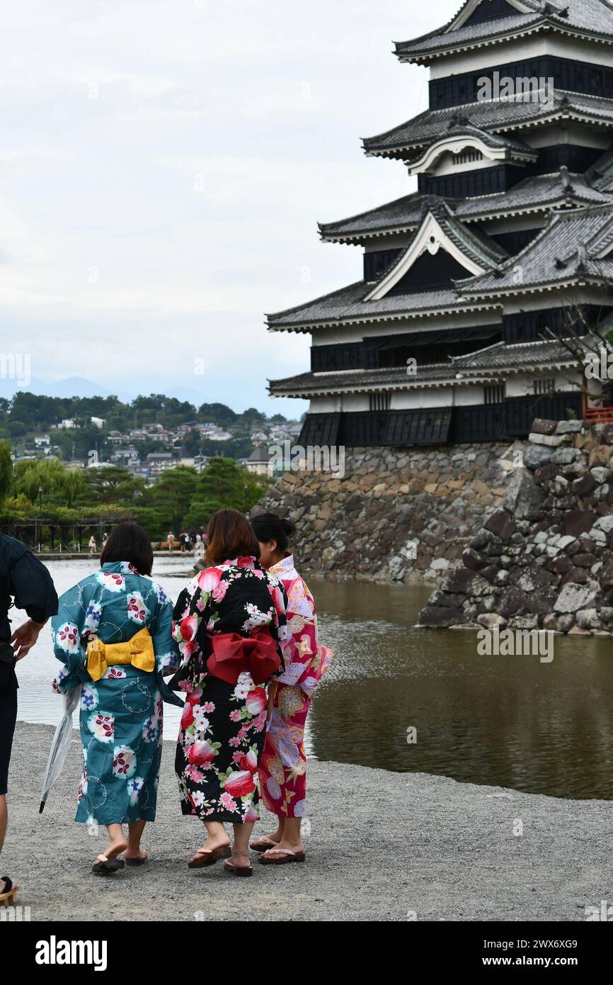 Mädchen in Kimonos besuchen das Schloss Matsumoto Stockfoto