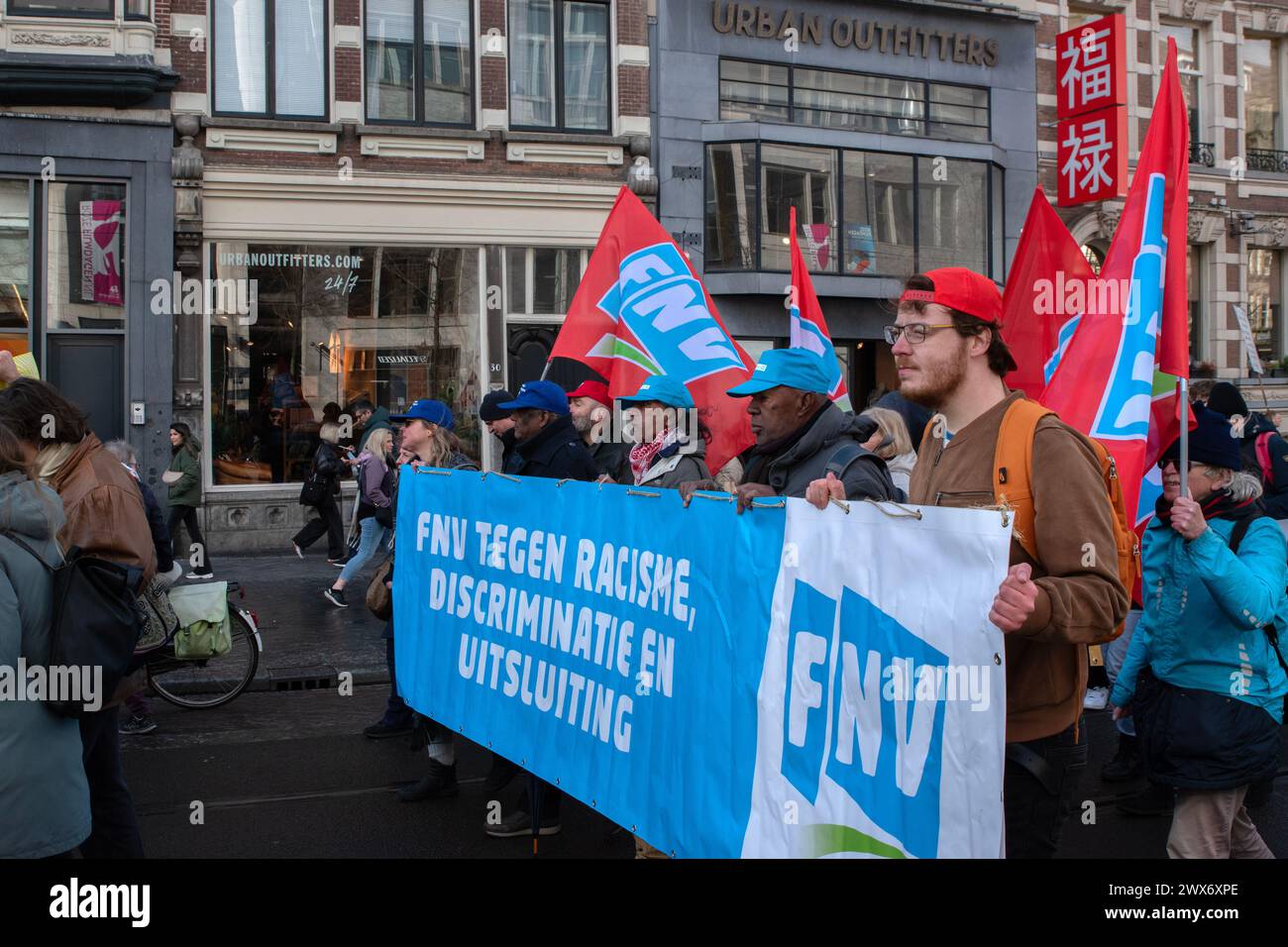 FNV auf dem Marsch beim Internationalen Tag gegen Rassismus und Diskriminierung vom 21. März in Amsterdam, Niederlande, 23-3-2024 Stockfoto