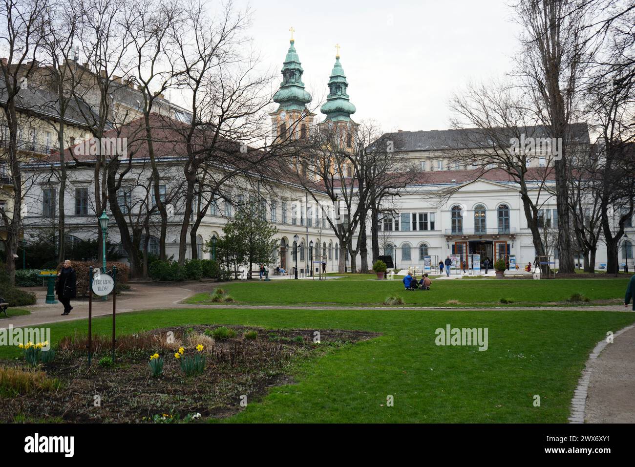 Der Károlyi-Garten mit den wunderschönen Zwiebelkuppeln der Univercity-Kirche dahinter. Stockfoto