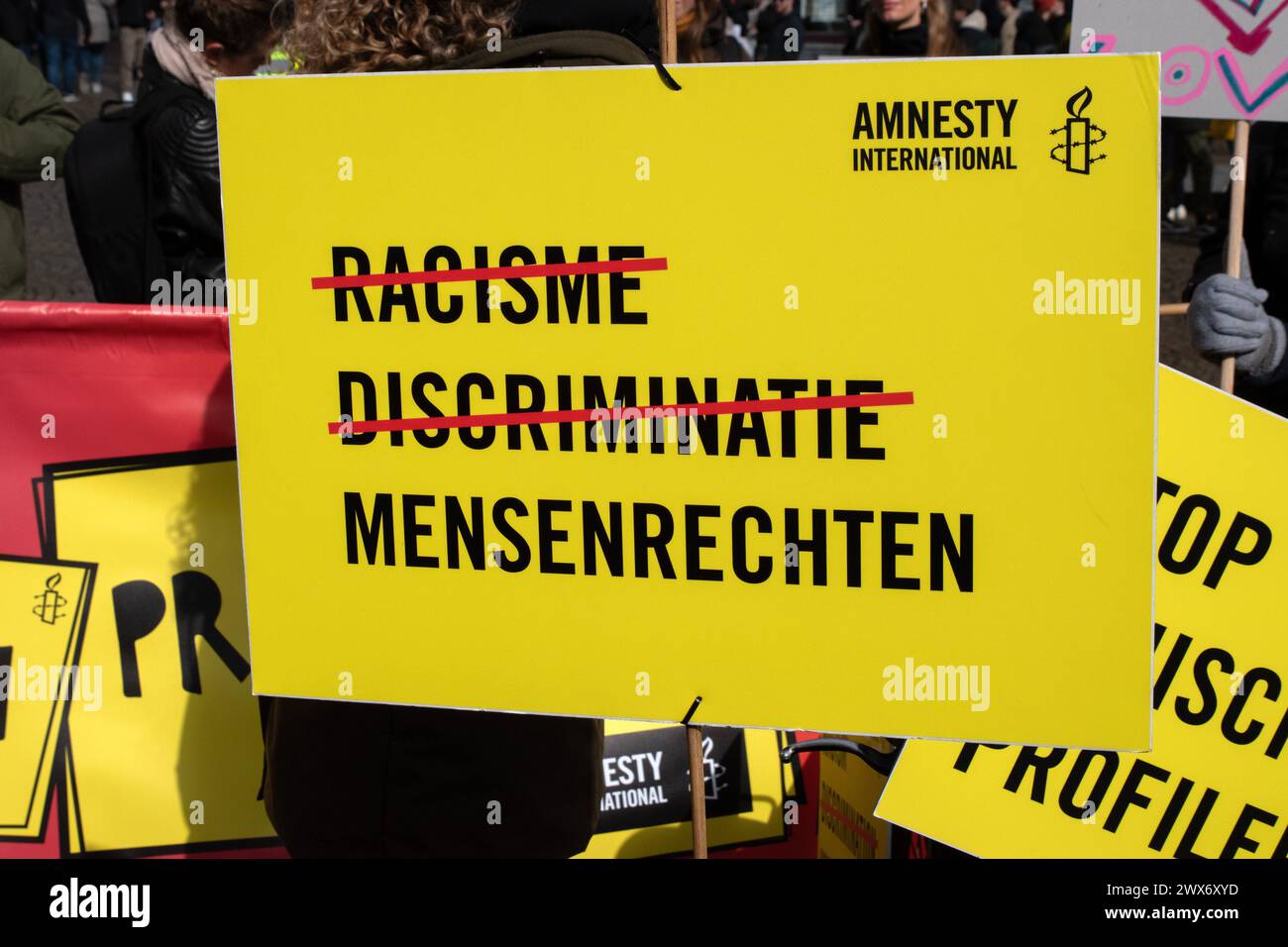 Abhaltung Einer Reklametafel beim Internationalen Tag gegen Rassismus und Diskriminierung vom 21. März in Amsterdam, Niederlande 23-3-2024 Stockfoto