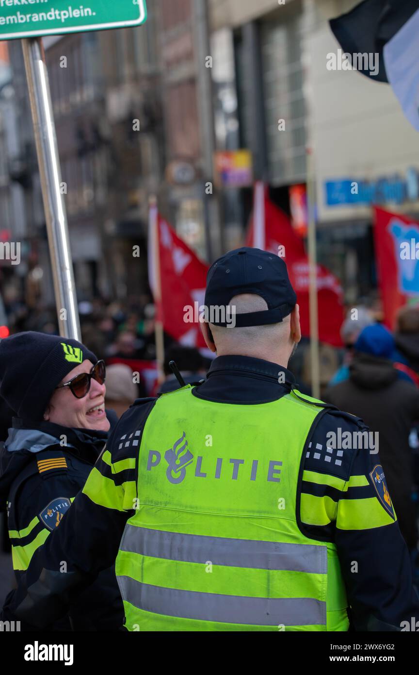 Die Polizei Am Internationalen Tag Gegen Rassismus Und Diskriminierung Vom 21. März In Amsterdam, Niederlande 23-3-2024 Stockfoto