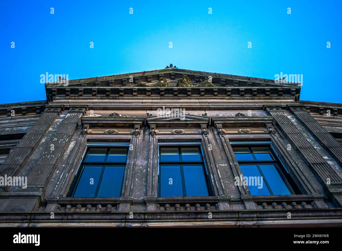 Erkunden Sie den Charme und das architektonische Erbe Amsterdams durch seine lebhaften Straßen, wo ikonische Gebäude ein malerisches Stadtbild prägen. Stockfoto