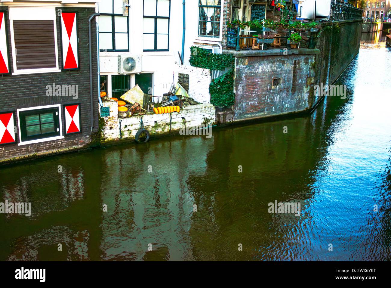 Begeben Sie sich auf eine malerische Reise durch Amsterdams Kanäle an Bord eines Kreuzfahrtschiffs und erkunden Sie die historische und ikonische Stadtlandschaft vom Wasser aus. Stockfoto