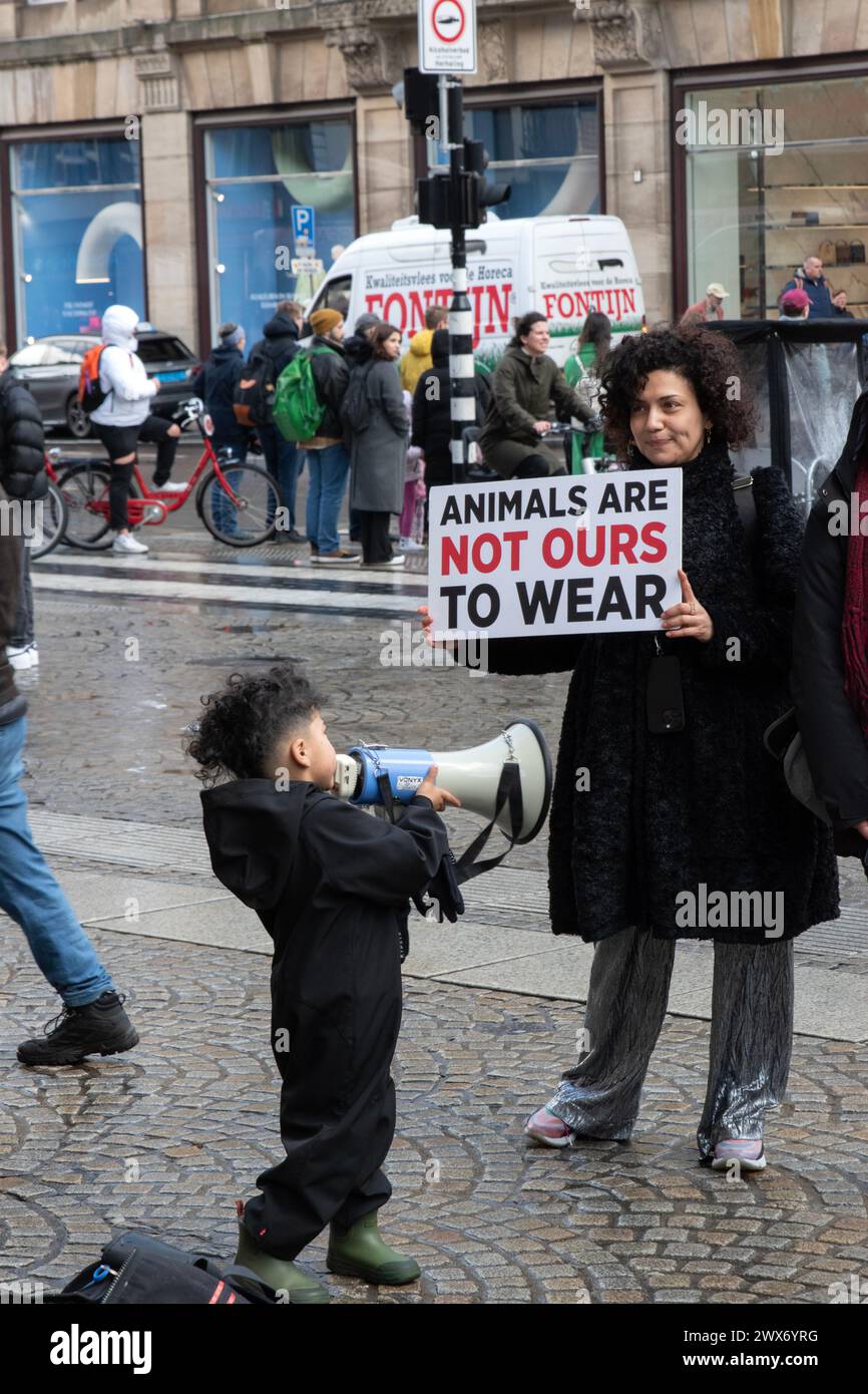 Demonstranten Protestieren Gegen Pelz In Amsterdam, Niederlande 23-3-2024 Stockfoto
