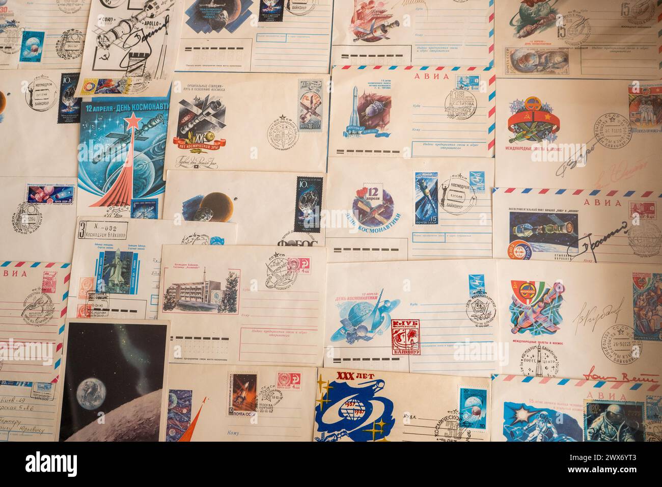 Der 12. April ist der Tag der Kosmonautik. Eine Reihe verschiedener alter Postkarten, Briefumschläge und Briefmarken zum Thema Raumfahrt. UdSSR - ca. 1961 Stockfoto