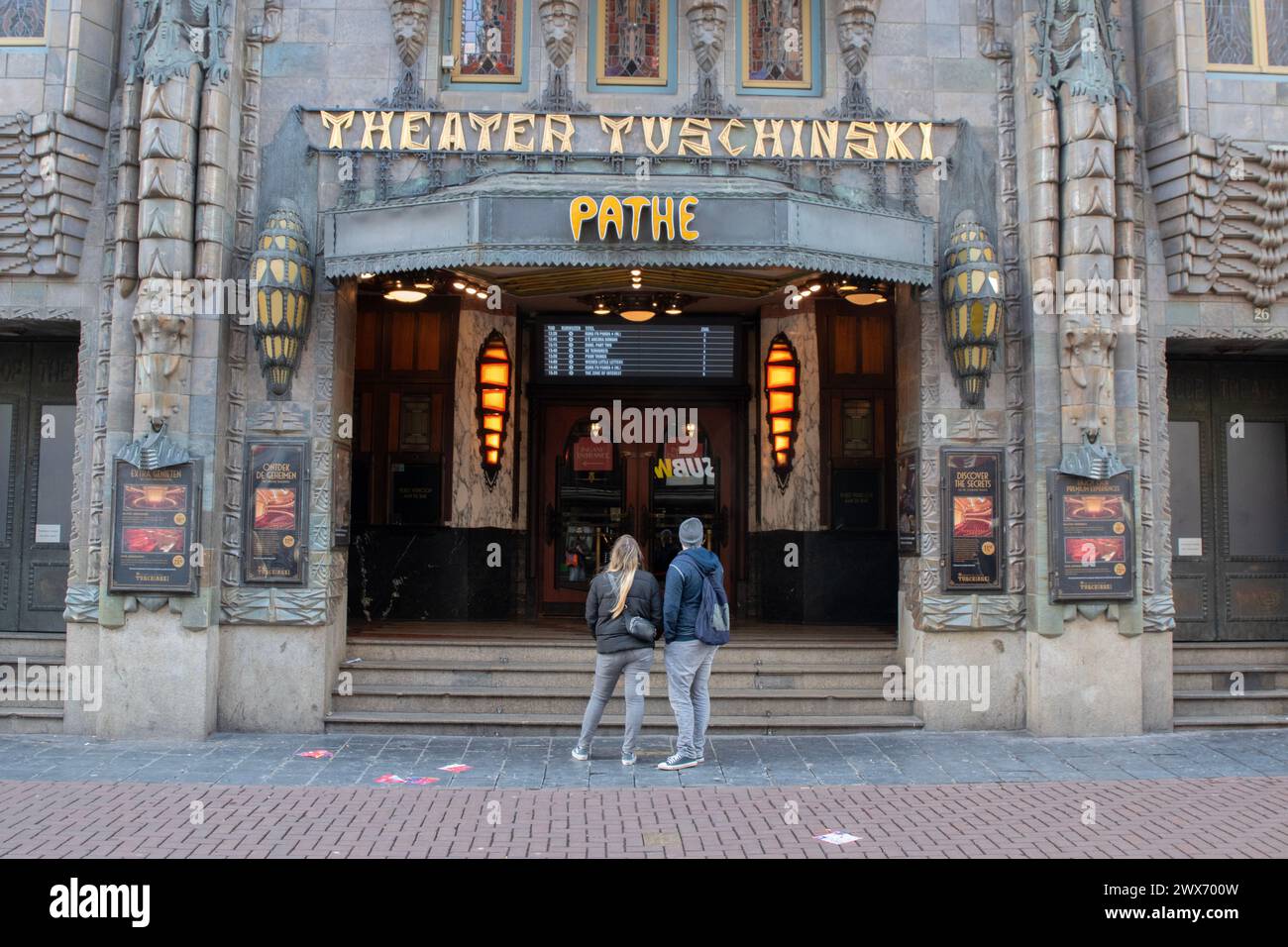 Zwei Personen Vor Dem Tuschinki Theater In Amsterdam, Niederlande 23-3-2024 Stockfoto