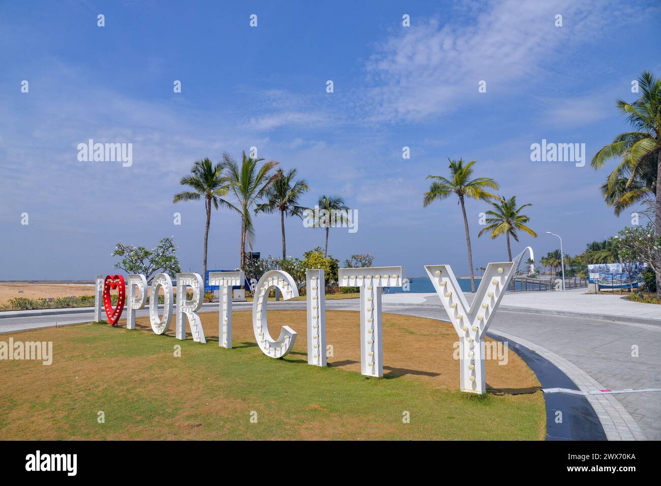 Colombo. März 2024. Ein Blick auf die Colombo Port City in Sri Lanka, 27. März 2024. Die Colombo Port City, die sich in der Nähe des zentralen Geschäftsviertels von Colombo befindet, ist ein Vorzeigeprojekt, das als Modell der Zusammenarbeit zwischen China und Sri Lanka im Bereich Belt and Road gilt. Quelle: Xu Qin/Xinhua/Alamy Live News Stockfoto