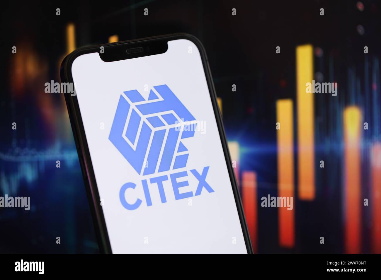 KIEW, UKRAINE - 15. MÄRZ 2024 Citex-Logo auf dem iPhone-Display und Wertdiagramme für Kryptowährungen. Portal für den Austausch von Kryptowährungen Stockfoto