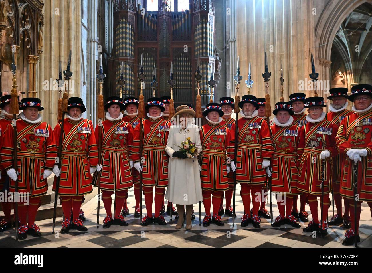 Königin Camilla hält einen Nasenstrauß, während sie für ein Foto mit dem Yeomen der Garde während des Royal Maundy Service in der Worcester Cathedral posiert. Bilddatum: Donnerstag, 28. März 2024. Stockfoto