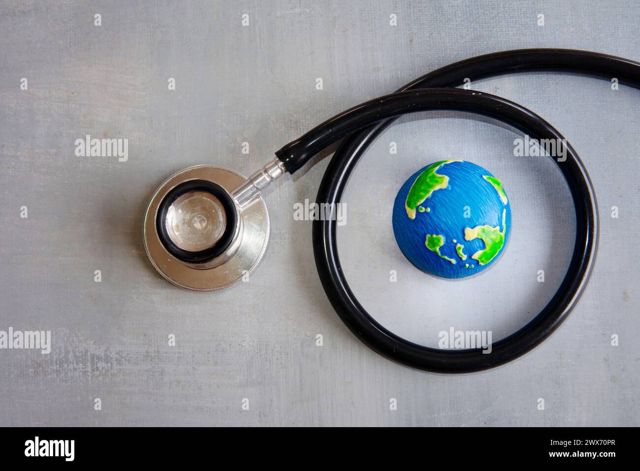 Draufsicht des Stethoskops und der Kugel mit Kopierraum. Global Health, Public Health Konzept. Stockfoto