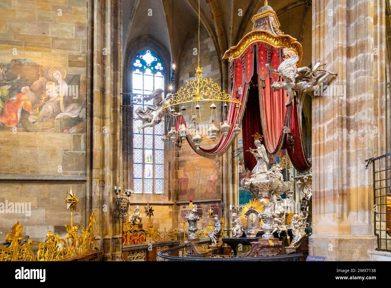 Das kunstvolle Baldachin von St. Das silberne Grab Johannes von Nepomuk mit seinen roten Vorhängen und komplizierten Details befindet sich im großen Inneren der St.-Veit-Kathedrale. Prag, Tschechien Stockfoto