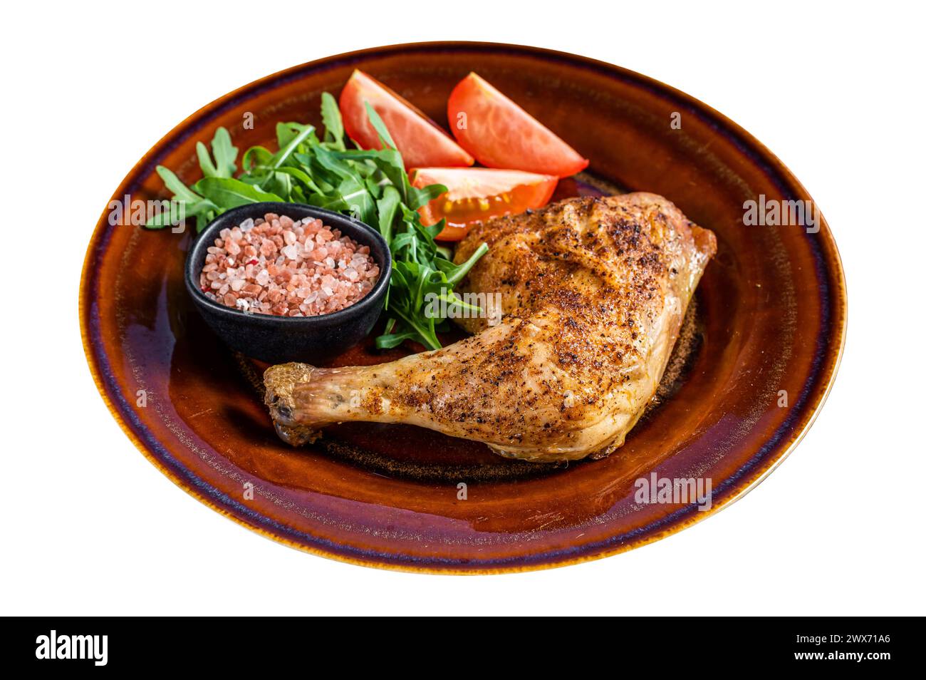 Geflügelgericht: Gebratene Hähnchenschenkel mit Salat. Isoliert auf weißem Hintergrund. Draufsicht. Stockfoto