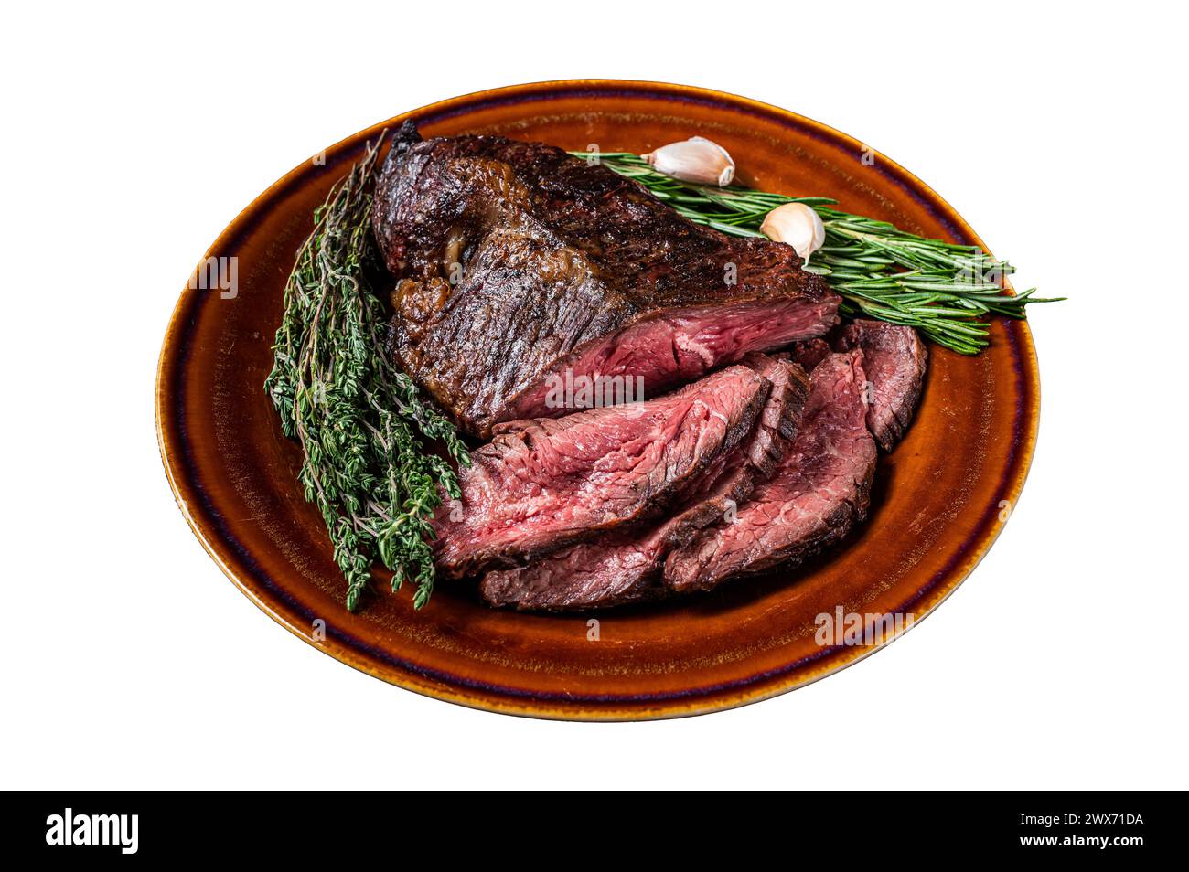 Gerösteter Aufhänger oder Onglet geschnittenes Rindfleischsteak auf einem rustikalen Teller mit Beil. Isoliert auf weißem Hintergrund. Draufsicht. Stockfoto