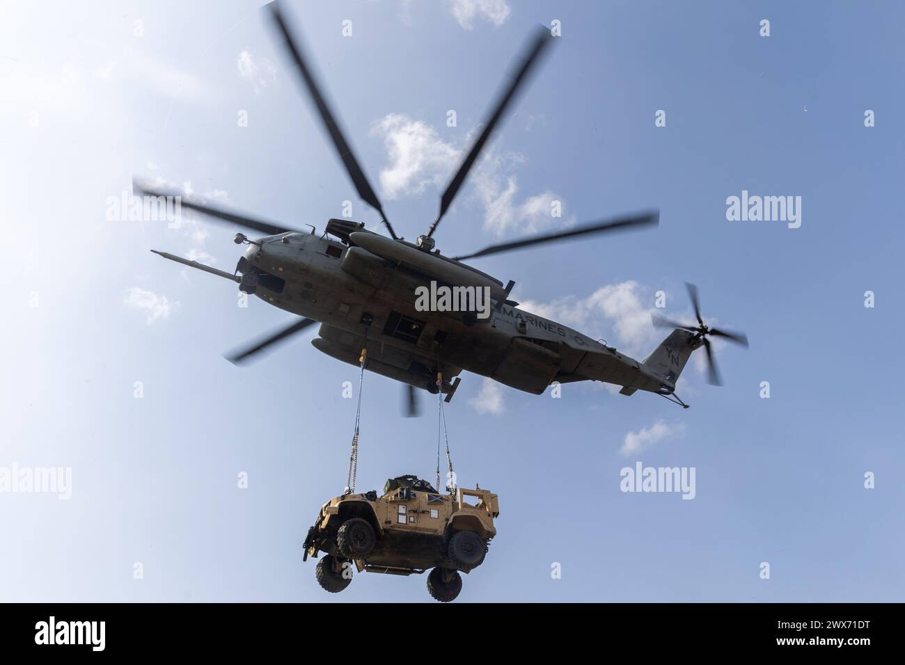 Ein Super-Hallion-Helikopter des U.S. Marine Corps CH-53E, der der Marine Heavy Helicopter Squadron (HMH) 466, Marine Aircraft Group 36, 1st Marine zugeordnet ist Stockfoto