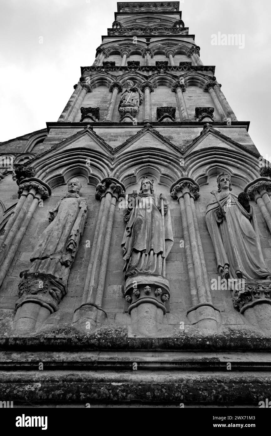 Schwarz-weiße Kathedrale von Salisbury, mittelalterliche gotische Architektur, West Door & Großbritanniens höchster Turm, Wiltshire, Großbritannien Stockfoto