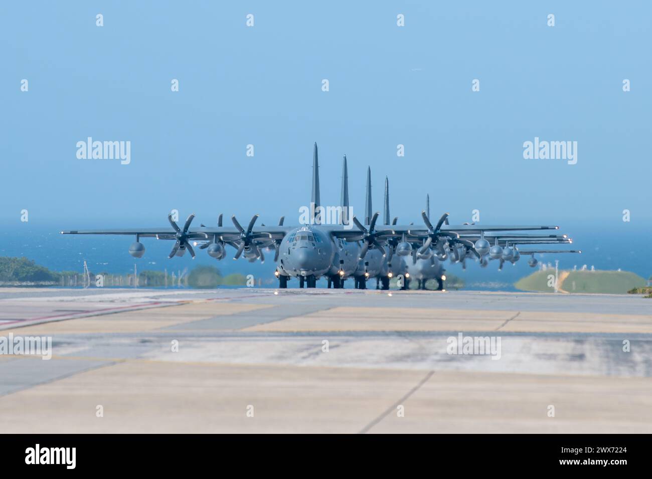 Fünf MC-130J Commando IIS wurden dem 1. Special Operations Squadron Taxi vor dem Flug der Herde Training auf der Kadena Air Base in Japan zugeteilt Stockfoto