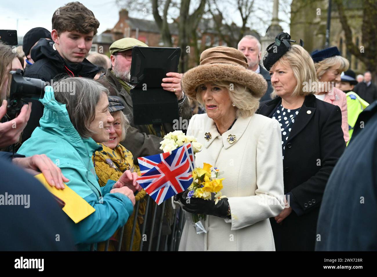 Königin Camilla trifft auf Wohlwollende, nachdem sie den Royal Maundy Service in der Kathedrale von Worcester besucht hat. Bilddatum: Donnerstag, 28. März 2024. Stockfoto