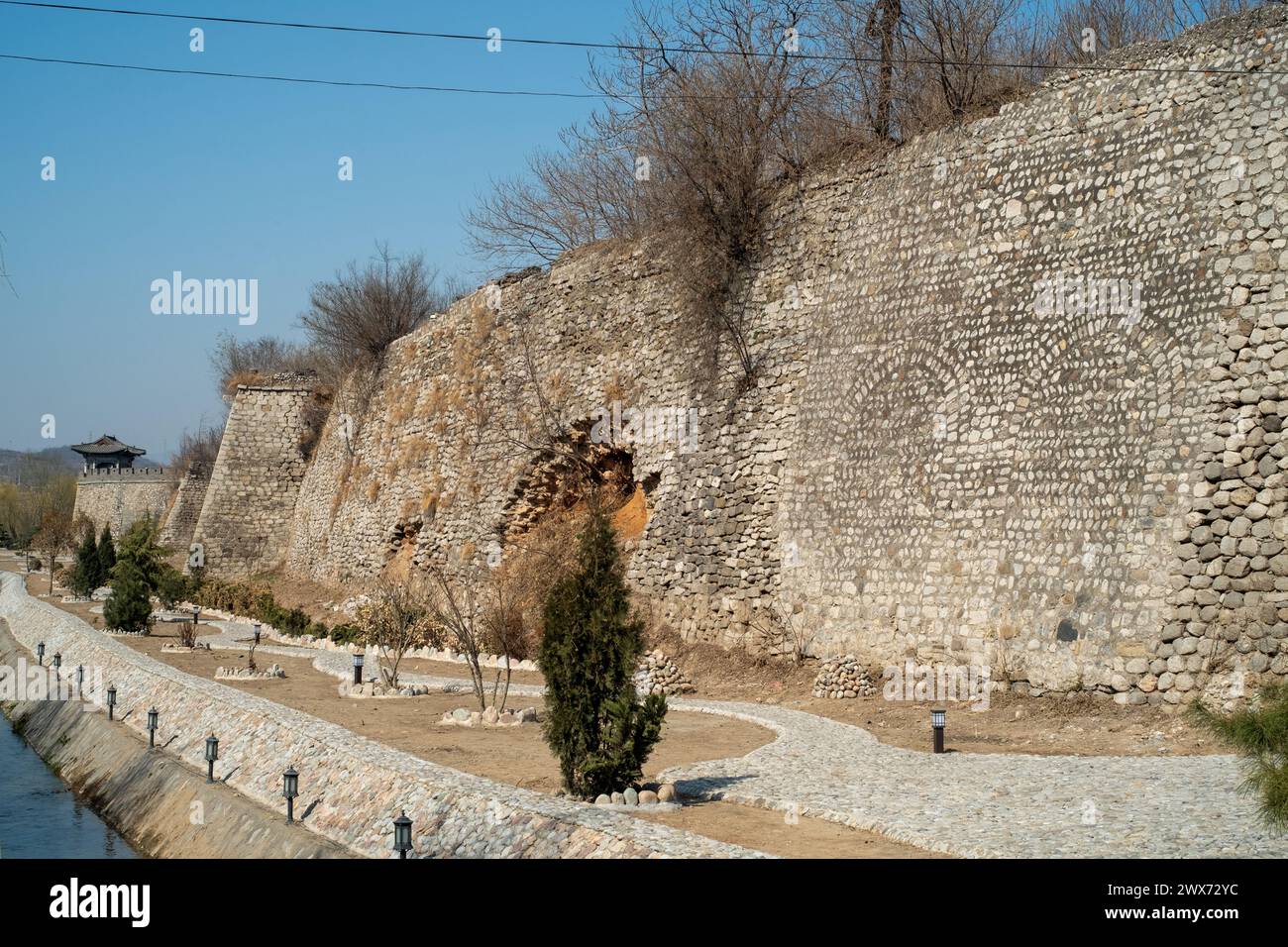 Die alte Stadtmauer von Jingxing, die sich im Jingxing County in der Provinz Hebei, China befindet, weist umfangreiche Verwendung von Kopfsteinpflaster für den Bau auf. Stockfoto