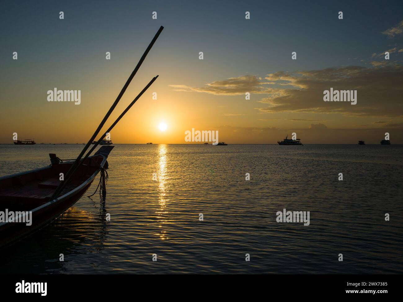 Wunderschöner Sonnenuntergang auf der tropischen Insel Koh Tao, Thailand. Boot im Wasser und letzte Sonne Stockfoto