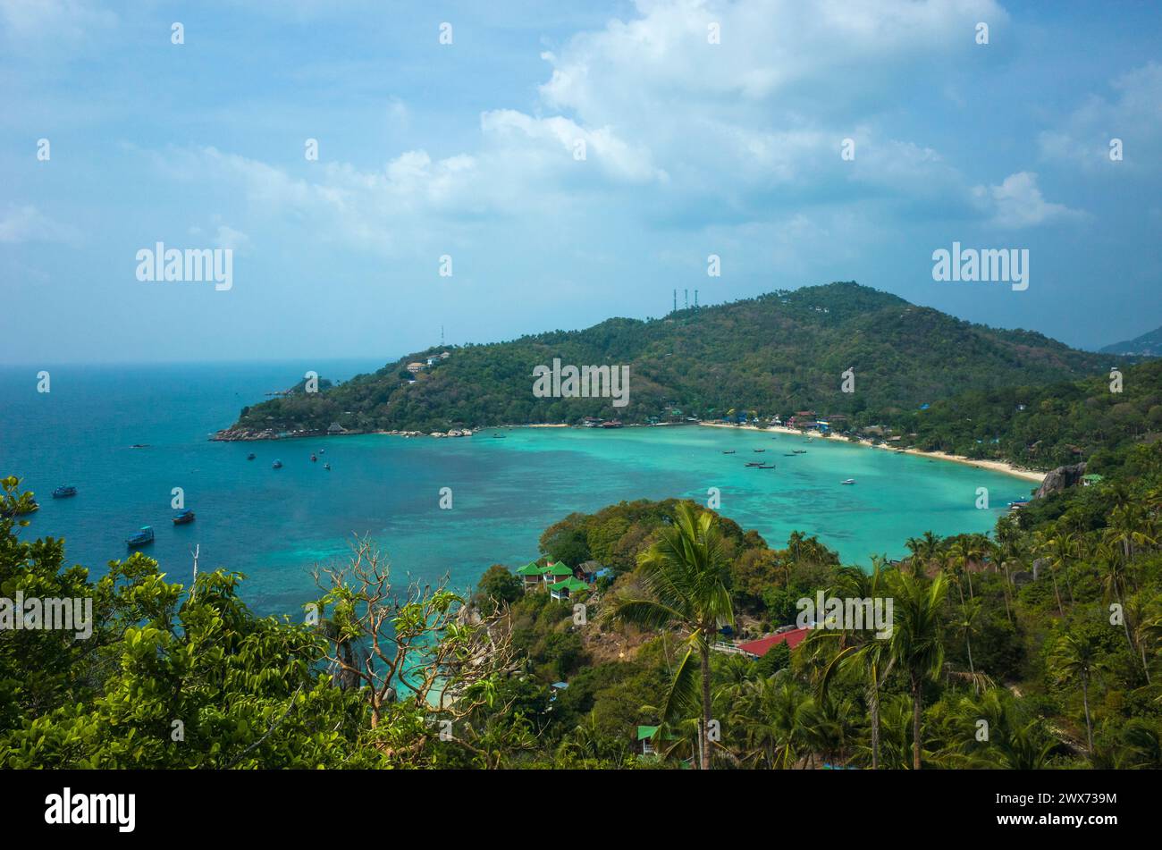 Tropisches Inselparadies in Thailand, Koh Tao. Blick vom John-Suwan Aussichtspunkt auf die Bucht von Chalok baan kao Stockfoto