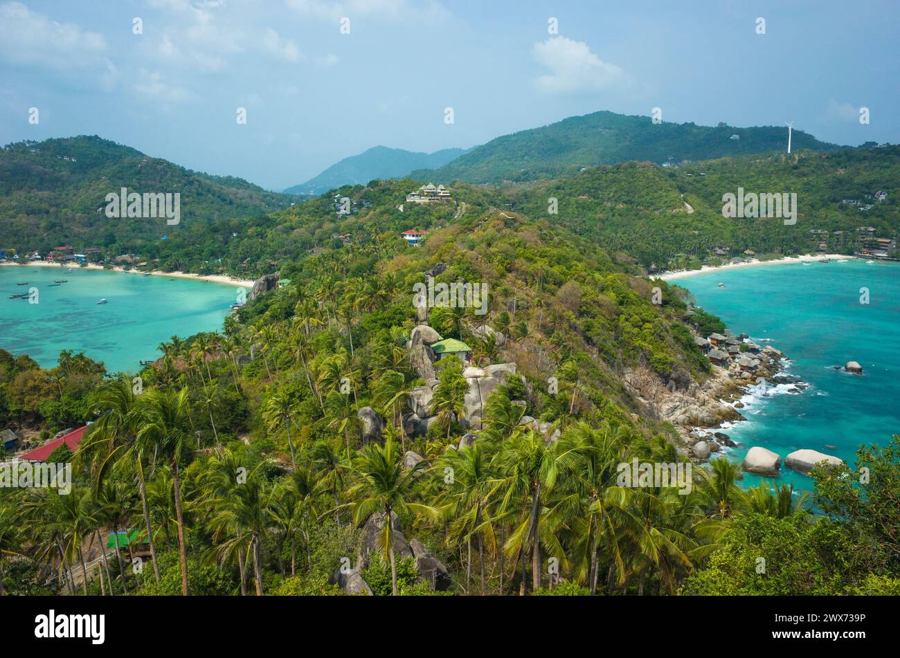 Tropisches Inselparadies in Thailand, Koh Tao. Blick vom John-Suwan Aussichtspunkt auf Chalok baan kao Bay und Shark Bay Stockfoto