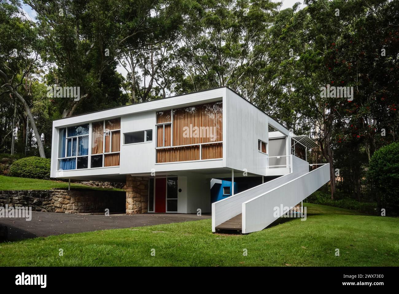 Das Rose Seidler House in Wahroonga ist ein denkmalgeschütztes Beispiel für moderne Architektur aus der Mitte des 20. Jahrhunderts und ein Museum, das Wohndesign zeigt. Stockfoto